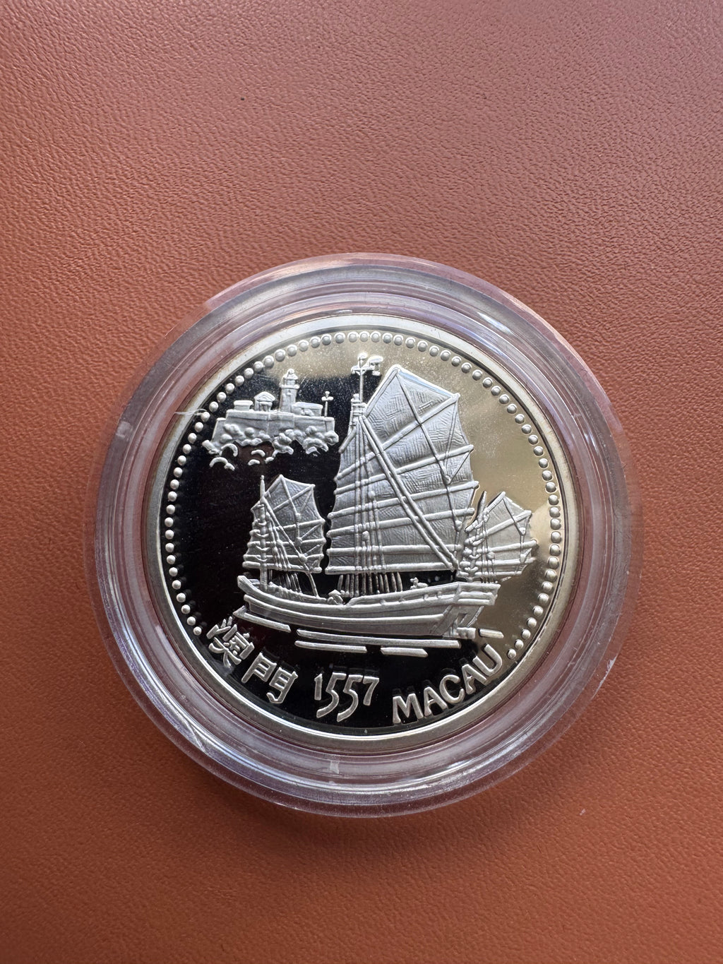 Rewers – chińska dżunka na tle fortyfikacji Makao, 澳門 1557 MACAU, 1996