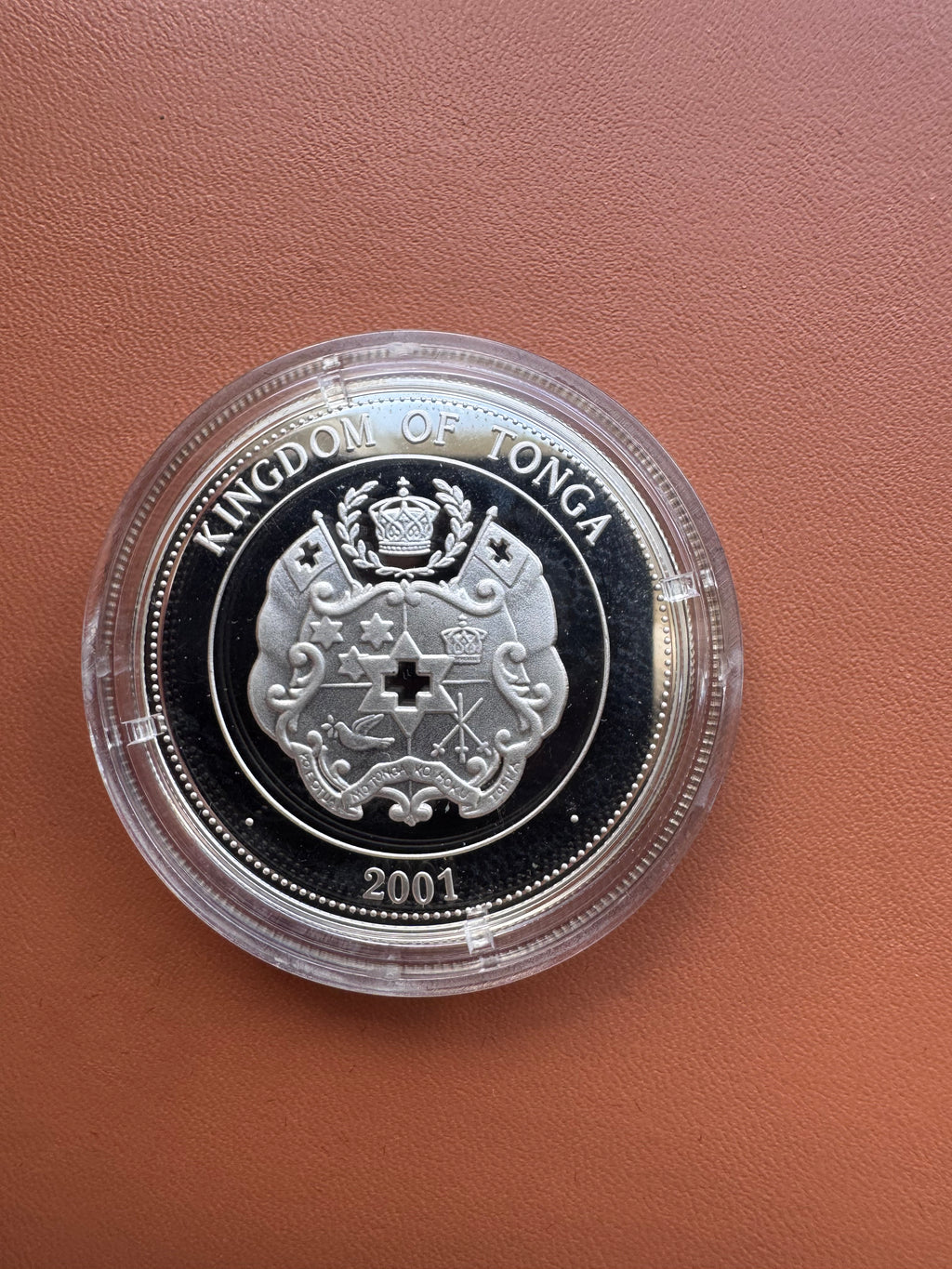 Awers – Kingdom of Tonga, herb królestwa, rok 2001
