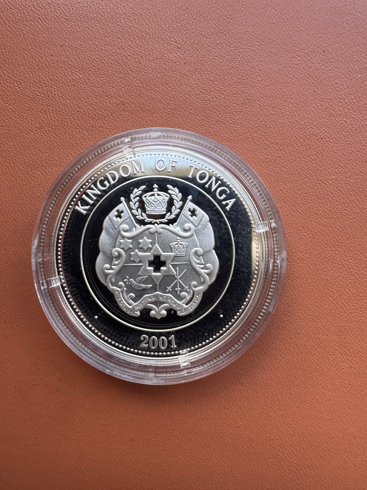 Awers – Kingdom of Tonga, herb królestwa, rok 2001