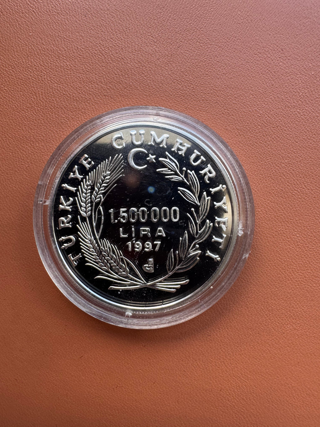 Awers – Türkiye Cumhuriyeti 1997, półksiężyc z gwiazdą, kłosy i gałązka, 1.500.000 Lira