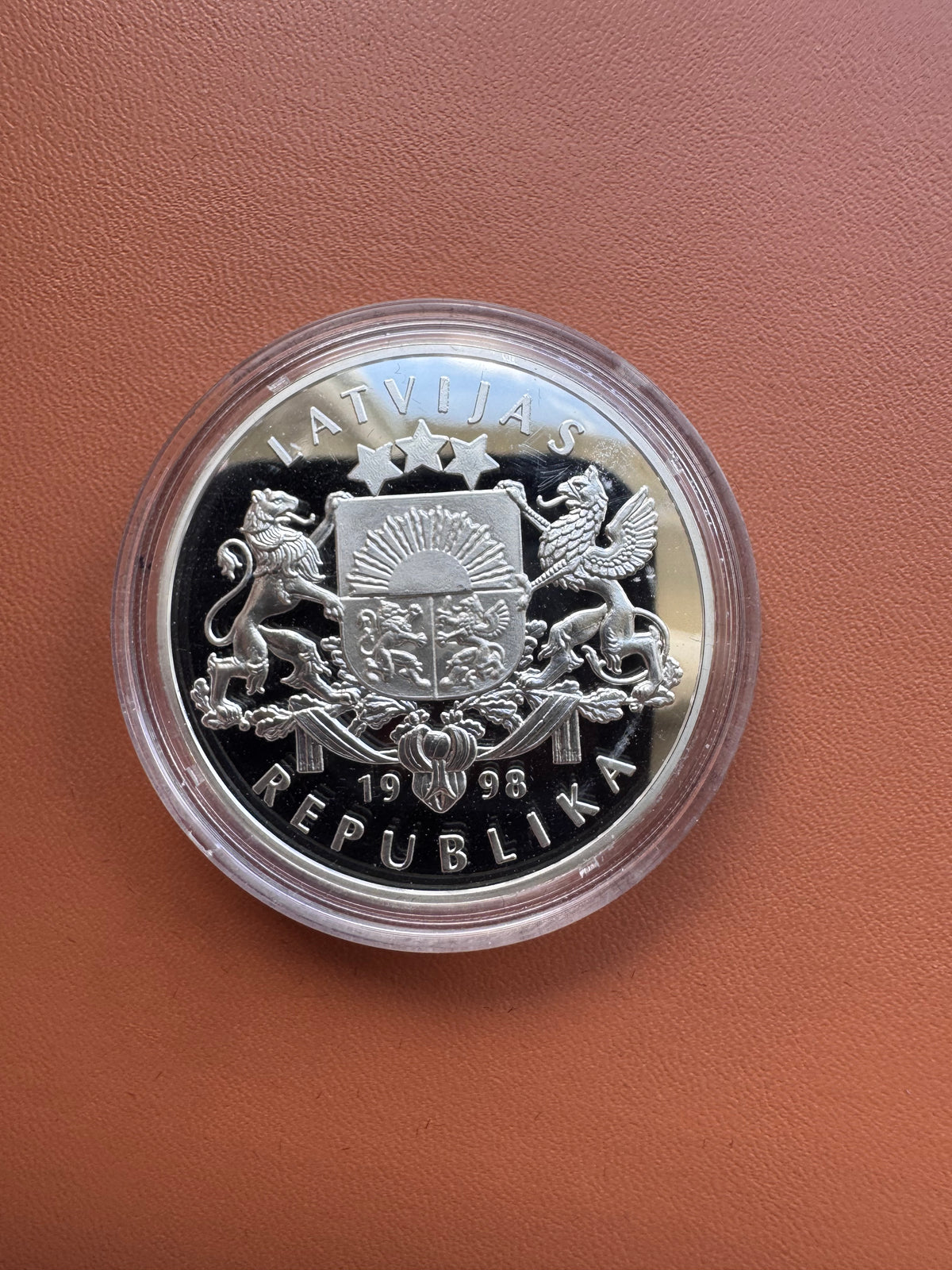 Awers – Latvijas Republika 1998, pełny herb Łotwy z lwem i gryfem, trzy gwiazdy