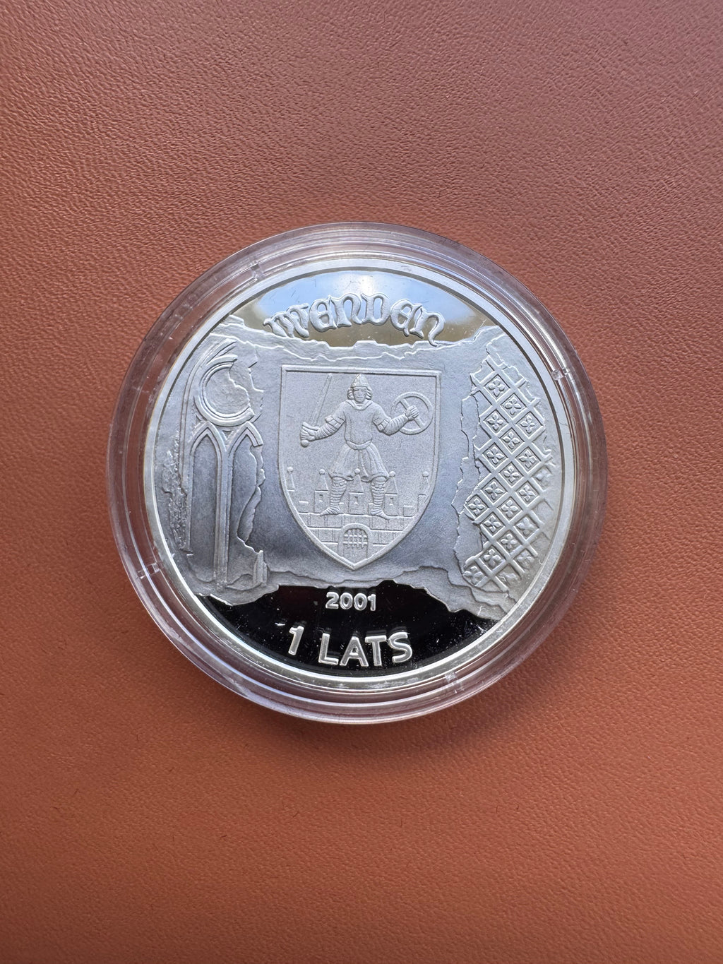 Awers – Wenden 2001, herb Cēsis z rycerzem w zbroi, 1 Lats