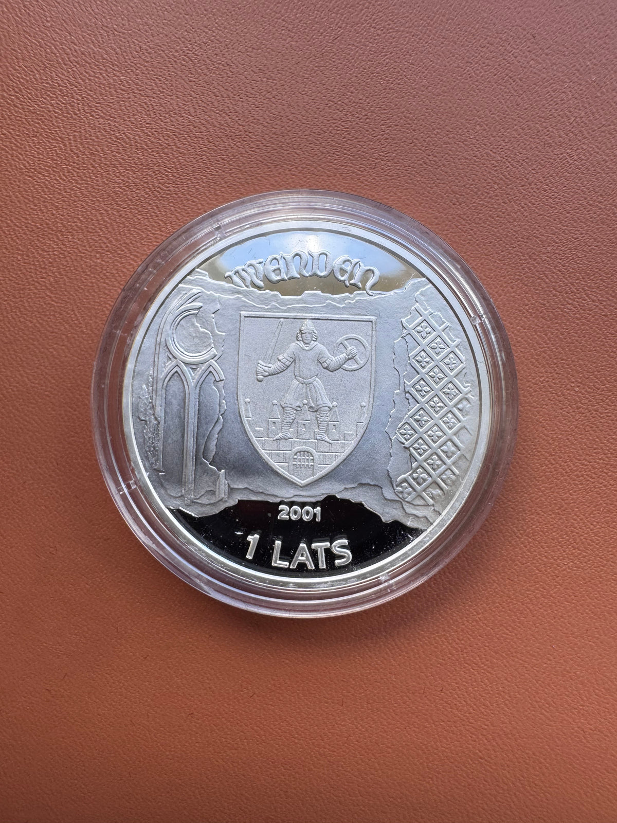 Awers – Wenden 2001, herb Cēsis z rycerzem w zbroi, 1 Lats