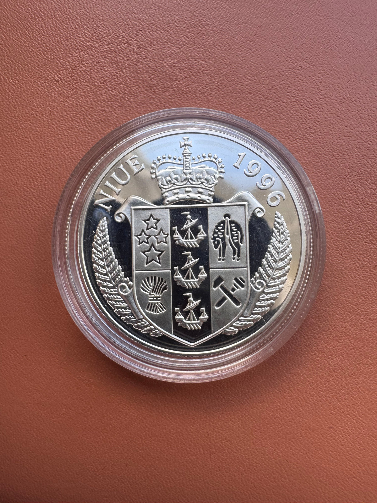 Awers – Niue 1996, herb z koroną królewską i gałązkami paproci