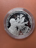 Rewers – Fernando de Magallanes z modelem okrętu Victoria i sferą armilarni, 2003
