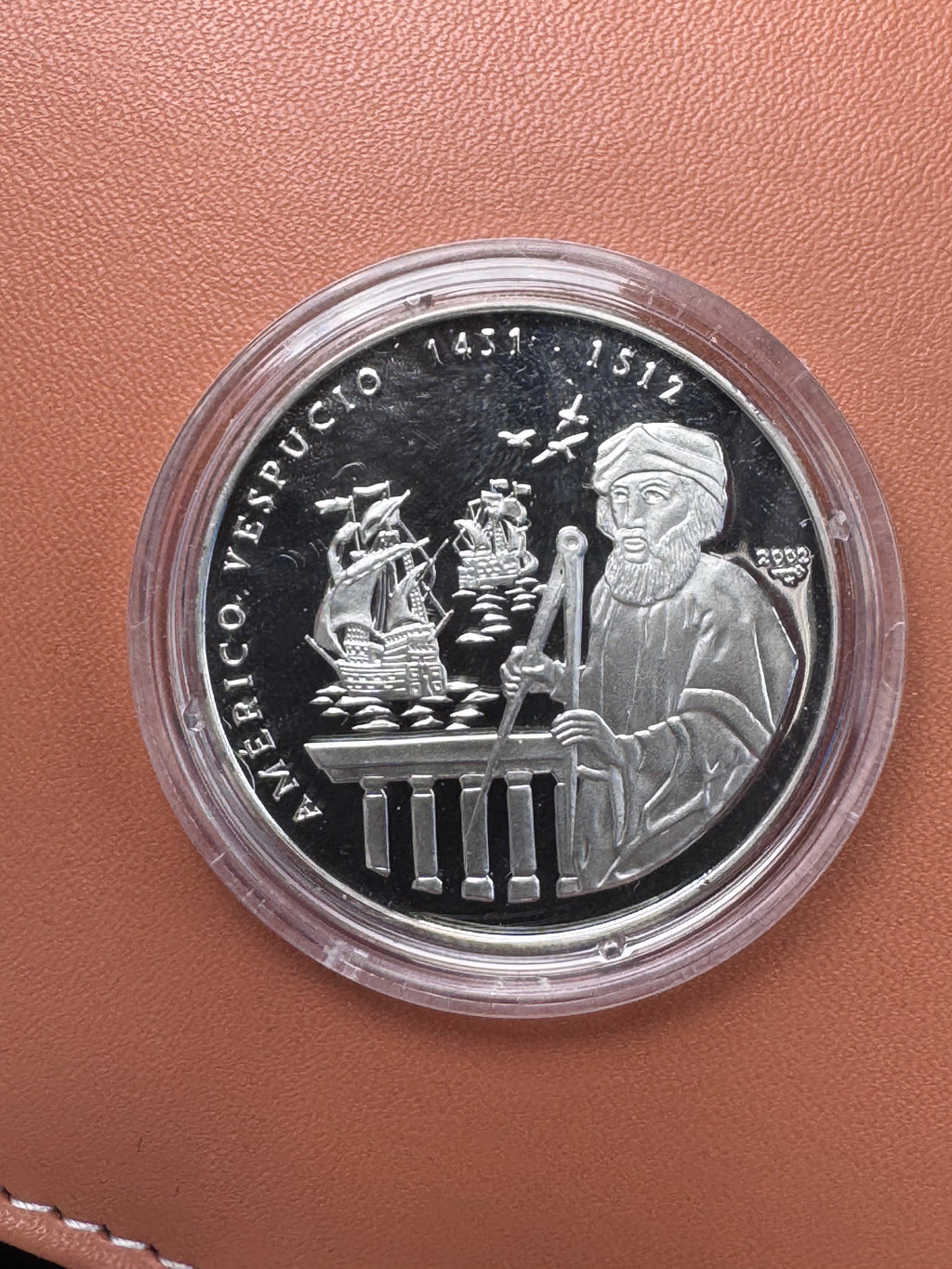 Rewers – Américo Vespucio 1451-1512, portret z sekstantem i żaglowce, 2002
